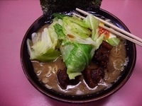 「角煮ラーメン+茹でキャベツ」@磯子家の写真