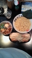「つけ麺チャシュウ大盛旨玉入り+羽餃子+ライス大盛」@麺や三笑 つばさの写真