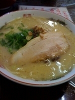 「豚骨ラーメン大盛り（1.5玉）+餃子」@まむしの写真