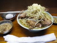 「ブタ増し+生卵」@ラーメン富士丸 板橋南町店の写真