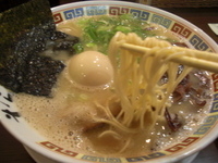 「ばりこて醤油ラーメン750円+半熟玉子（クーポン利用）+替え玉1」@九州大牟田ラーメン きらら 新橋店の写真