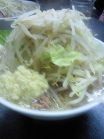 「少らーめん（太麺、野菜、ニンニク）+ほぐし豚」@らーめん豚喜の写真