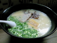 「とんこつ麺（600円）+替玉（100円）」@新宿一坪ラーメンの写真