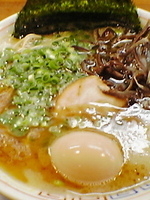 「黒（￥650）+替え玉（￥100）」@九州大牟田ラーメン直角 藤沢の写真