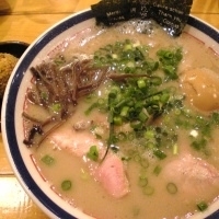 「チャーシュー麺（ハリガネ）+味玉+赤オニ+替え玉1（バリカタ）」@博多長浜らーめん 田中商店の写真