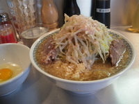 「ラーメン（大盛り）ヤサイニンニクアブラ+生卵」@らーめん大 練馬店の写真