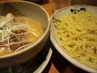 「冷やし白ゴマつけ麺（太麺）780円」@越後秘蔵麺 無尽蔵 しながわ家の写真