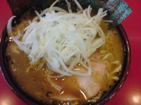 「チャーシューメン（味濃いめ、麺固め）+たまねぎ」@環2家の写真