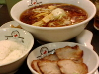 「和風冷やしラーメン680円+半ライス（ランチサービス）」@喜多方ラーメン 坂内 京橋店の写真