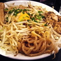 「スパイシー背脂油そば（ ゲリラ限定￥750）」@音麺酒家 楽々の写真