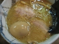 「しょうゆらーめん+味玉」@風来居 新宿店の写真