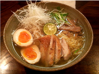 「鶏塩らあめん+半熟味玉+白髪ネギ（1,050円）」@ら・めん 風の写真