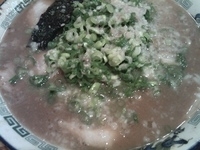 「豚骨ラーメン大盛（スープ濃い目・ネギ多め）」@無鉄砲 本店の写真