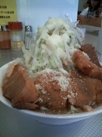 「豚増 小（野菜・脂増し・にんにく）粉チーズ」@ラーメン北郎の写真