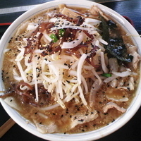 「とんこつ肉らぁめん￥800 中盛り￥0 生卵￥0」@増味家の写真