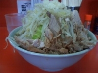 「ラーメン小+豚入り+無料トッピング（ヤサイちょい増し+ニンニク+」@ドン-キタモトの写真