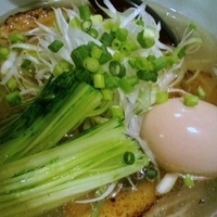 「淡麗塩そば+魚粉・クーポン味玉他 650円」@麺処まるわの写真