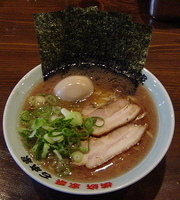 「ラーメン半熟煮玉子付」@石本家 三島店の写真