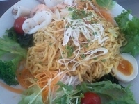 「7月限定 海鮮ひやし麻辣麺サラダ仕立てまんぼぉ風+日替りミニラン」@らあめん工房 まんぼぉの写真