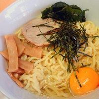 「油そば大 生卵サービス （650円）」@油そば専門店 笑麺亭の写真