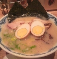 「由丸博多らーめん（ハリガネ）+辛子高菜+替え玉（粉落とし）」@らーめん由○ 浦和パルコ店の写真