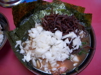 「ラーメン:玉ねぎきくらげトッピング」@王道家の写真