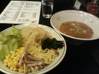 「野菜たっぷりサラダ正油つけ麺（1.5玉）」@魚だしラーメン 若竹の写真