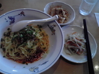 「汁無し坦々麺+サラダ+水餃子食べ放題（ランチセット） 1000円」@栄児家庭料理 本郷店の写真