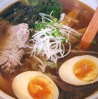 「しょうゆらーめん（味玉+ネギトッピング）」@めん処 すず吉の写真