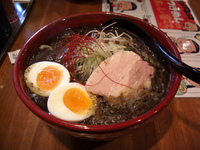 「黒みそラーメン味玉入り（￥880）」@黒味噌らーめん 初代けいすけ 品川店の写真
