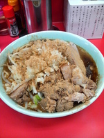 「ラーメン小、麺少なめ、ヤサイ少なめ、ニンニクダブル￥700+魚粉」@ドン-キタモトの写真