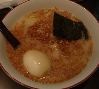 「揚げにんにくラーメン+味付玉子」@百歩ラーメン 神保町店の写真