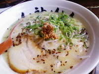「とんこつラーメン+焼飯」@山神山人 大倉山店の写真