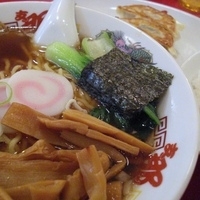 「東京風支那そば 730円+餃子3個 230円+ライス 200円」@支那そば 北熊 福岡空港店の写真