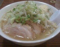 「豚入りラーメン（700円）、ニンニクネギ」@ちばからの写真