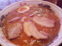 「熟成みそラーメン（ピリカラ）+おにぎり」@麺工房の写真