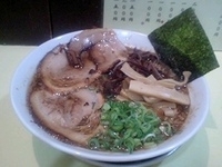 「黒皿ぶっちぎり（700円）+メンマ（サービス）」@マルバの写真