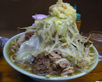 「豚マシ+生玉子」@ラーメン富士丸 板橋南町店の写真