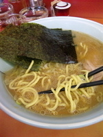 「ラーメン（中盛）麺カタメ 590円+100円=690円」@ラーメン山岡家 谷田部店の写真