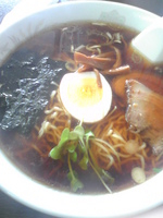 「ラーメン（600円）、手作り餃子（500円）、半ライス（サービス」@海賊ラーメン日吉の写真