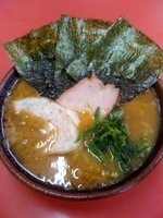 「ラーメン（スープ濃い目、脂多め、麺硬め、チャーシュー追加）」@王道家の写真