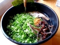 「黒とん細麺(680円)+ねぎ盛り(100円)」@博多らーめん ZETTONの写真