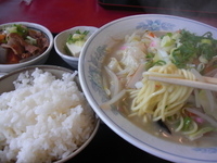 「チャンポンセット（長崎チャンポン+ライス+モツ煮込+小鉢+お新香」@九州ラーメン 博多っ子 草加店の写真