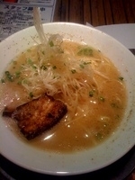 「白ヒゲじいさん（白ネギラーメン）白マー油 ￥770」@ちゅるるちゅーらの写真