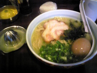 「味玉入り（レモン+ライス）」@らーめん まる玉 両国店の写真