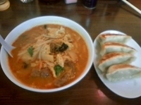 「激辛 牛煮込ラーメン 770円 +  ジャンボ餃子 390円」@南京亭 新所沢店の写真