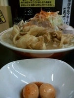 「特チャーシュー麺（ニンニク半分、野菜増し） きむたま」@らぁめん 元気の源 神奈川新町店の写真