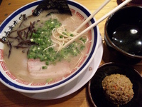 「らーめん（バリカタ）+替玉（ハリガネ※クーポン無料）+赤鬼 68」@博多長浜らーめん 田中商店の写真