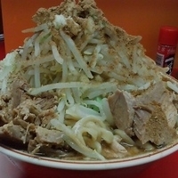 「ラーメン（大）（ヤサイ・ニンニク）+魚粉」@モッコリ豚の写真