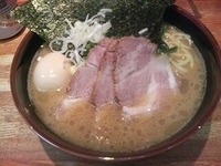 「らーめん + 6・3玉子」@横浜家系豚骨醤油極太麺 侍 本店の写真